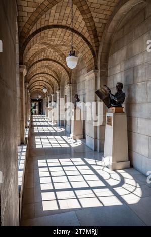 Corridoio con sculture di personaggi di spicco della storia del Nebraska nel Campidoglio del Nebraska a Lincoln Foto Stock