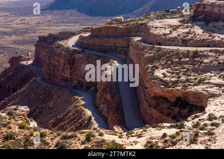 La Moki Dugway, ai margini di Cedar Mesa, nel sud-est dello Utah. Si tratta di una strada non asfaltata che scende per 1.200 metri in 5 chilometri circa dalla cima di Cedar Mesa Foto Stock