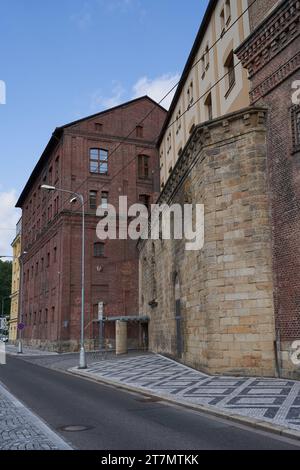 Hradec Kralove, Repubblica Ceca - 22 luglio 2023 - l'ex birrificio municipale in piena estate Foto Stock