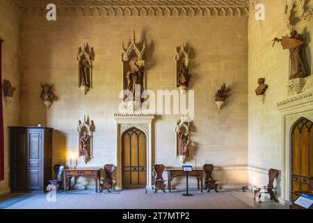 Un'impressionante esposizione di statue di terracotta adornano le pareti della sala grande presso l'Abbazia di Lacock, Wiltshire, Inghilterra, Regno Unito Foto Stock