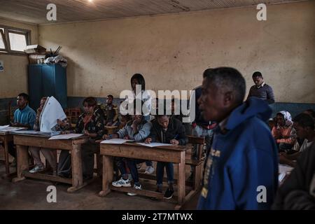 Antananarivo, Analamanga, Madagascar. 16 novembre 2023. Nanisana, Antananarivo, 16 novembre 2023, i supervisori e i cittadini ordinari monitorano il conteggio dei voti per ciascun candidato. © iAko Randrianarivelo/Zuma Press (Credit Image: © iAko Randrianarivelo/ZUMA Press Wire) SOLO USO EDITORIALE! Non per USO commerciale! Foto Stock