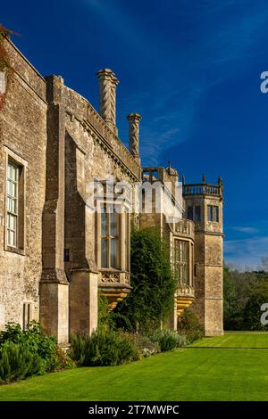 Luce del sole autunnale sul fronte sud a Lacock Abbey, Wiltshire, Inghilterra, Regno Unito Foto Stock