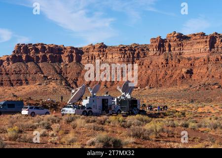 Dispositivi di comunicazione per una trasmissione remota della NASA dell'eclissi solare anulare del 14 ottobre 2023 nella Valle degli dei nello Utah. Bears Ears National Monumen Foto Stock