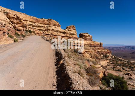 La Moki Dugway, ai margini di Cedar Mesa, nel sud-est dello Utah. Si tratta di una strada non asfaltata che scende per 1.200 metri in 5 chilometri circa dalla cima di Cedar Mesa Foto Stock