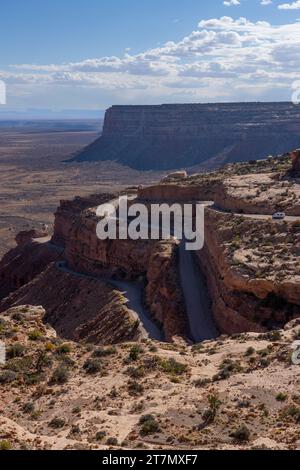 La Moki Dugway, ai margini di Cedar Mesa, nel sud-est dello Utah. Si tratta di una strada non asfaltata che scende per 1.200 metri in 5 chilometri circa dalla cima di Cedar Mesa Foto Stock