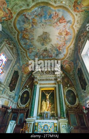 Asciano, Italia - 22 giugno 2017: La suggestiva chiesa in stile barocco con affreschi dipinti da Sodoma all'interno del Monastero di Oliveto, Monte Oliveto maggiore Ab Foto Stock