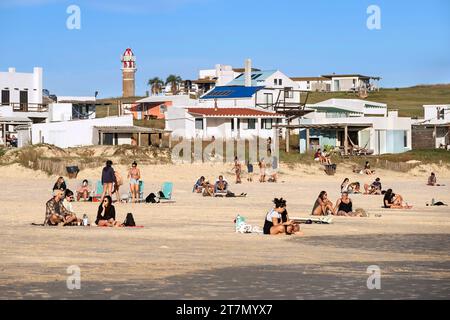 I turisti che prendono il sole sulla spiaggia nella frazione Cabo Polonio lungo la costa dell'Oceano Atlantico, dipartimento di Rocha, Uruguay, Sud America Foto Stock