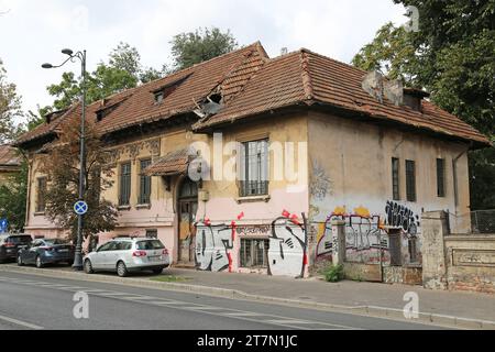 Edificio parzialmente abbandonato, Splaiul Independenței, Centro storico, Bucarest, comune di Bucarest, Romania, Europa Foto Stock