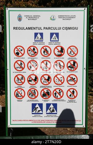 Garden Regulations Notice, Cişmigiu Gardens (Grădina Cișmigiu), Bulevardul Regina Elisabeta, Centro storico, Bucarest, Romania, Europa Foto Stock