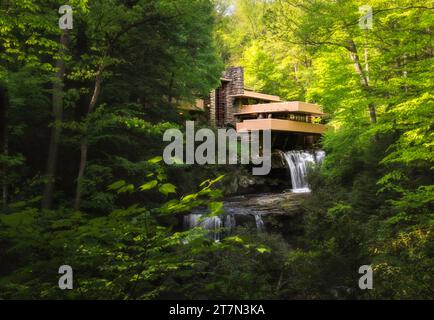 Falling Water, Frank Lloyd Wright ha progettato un capolavoro per la casa, una foresta rurale a Laurel Highlands, Farmington, Pennsylvania, Stati Uniti Foto Stock