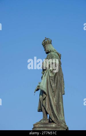 Statua di bronzo del re Carlo IV in Piazza Krizovnicke, vicino al Ponte Carlo a Praga, Repubblica Ceca, in una giornata di sole Foto Stock