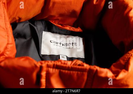 Scatti dettagliati sorprendenti di un caldo piumino arancione Carhartt, streetwear, moda, caldo, inverno Foto Stock