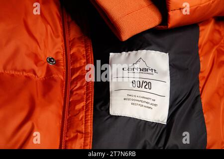 Scatti dettagliati sorprendenti di un caldo piumino arancione Carhartt, streetwear, moda, caldo, inverno Foto Stock