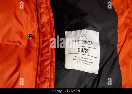 Scatti dettagliati sorprendenti di un caldo piumino arancione Carhartt, streetwear, moda, caldo, inverno Foto Stock