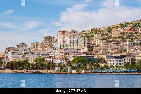 Splendido paesaggio di Saranda. Albania. Panorama della città. Promenade. Porto cittadino. Spiaggia cittadina. Il Mar Ionio. Riviera albanese. Concetto di viaggio b Foto Stock