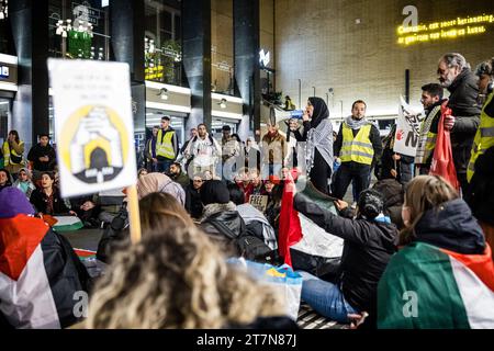 EINDHOVEN - i manifestanti stanno tenendo un sit-in alla stazione centrale di Eindhoven, una forma di protesta in cui i manifestanti siedono in massa sul terreno. La protesta è stata organizzata da un gruppo d'azione per mostrare solidarietà a Gaza. ANP ROB ENGELAAR netherlands Out - belgium Out Foto Stock