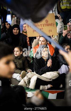 EINDHOVEN - i manifestanti stanno tenendo un sit-in alla stazione centrale di Eindhoven, una forma di protesta in cui i manifestanti siedono in massa sul terreno. La protesta è stata organizzata da un gruppo d'azione per mostrare solidarietà a Gaza. ANP ROB ENGELAAR netherlands Out - belgium Out Foto Stock