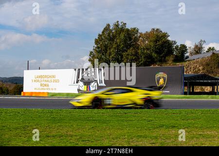 Circuito di Vallelunga, Roma, Italia 16/11/2023 - Lamborghini Super Trofeo Europe round 6, Day 1, PRO/PRO-AM gara 1. Tabellone stendardo delle finali mondiali Lamborghini con auto sfocata che attraversa il circuito con Lamborghini Huracan. Foto: Fabio Pagani/Alamy Live News Foto Stock