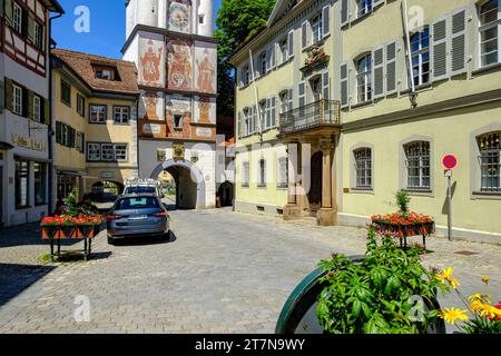 Wangen im Allgäu, Baden-Württemberg, Deutschland Das Frauentor aus dem 14. Jahrhundert, auch Ravensburger Tor genannt, ist eines der drei noch erhaltenen mittelalterlichen Stadttore der Altstadt von Wangen im Allgäu, Oberschwaben, Baden-Württemberg, Deutschland. Il Frauentor del XIV secolo, noto anche come porta di Ravensburg, è una delle tre porte medievali rimanenti della città vecchia di Wangen im Allgäu, alta Svevia, Baden-Württemberg, Germania. Credito: Imago/Alamy Live News Foto Stock