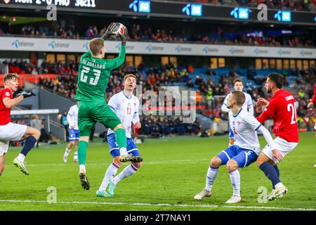 Oslo, Norvegia, 16 novembre 2023. Il portiere dell'isola di Farao, Bardur á Reynatrød, prende la palla nella partita amichevole tra Norvegia e Isole Farao allo stadio Ullevål di Oslo. Crediti: Frode Arnesen/Alamy Live News Foto Stock