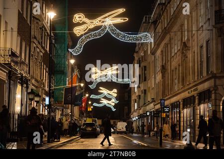 L'EDITORIALE UTILIZZA SOLO Una vista delle luci natalizie di Savile Row nel cuore di Mayfair. Data foto: Giovedì 16 novembre 2023. Foto Stock