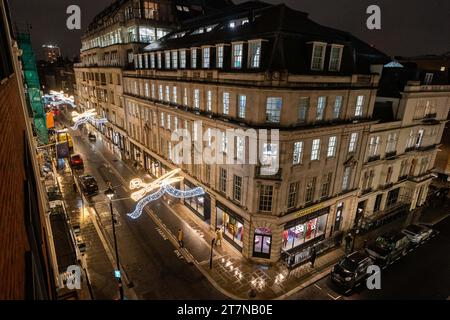 L'EDITORIALE UTILIZZA SOLO Una vista delle luci natalizie di Savile Row nel cuore di Mayfair. Data foto: Giovedì 16 novembre 2023. Foto Stock