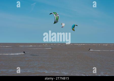 Gli amanti del windsurf potranno trascorrere del tempo sull'acqua in una giornata ventosa a Shingle Street, sulla costa del Suffolk, Inghilterra, Regno Unito Foto Stock