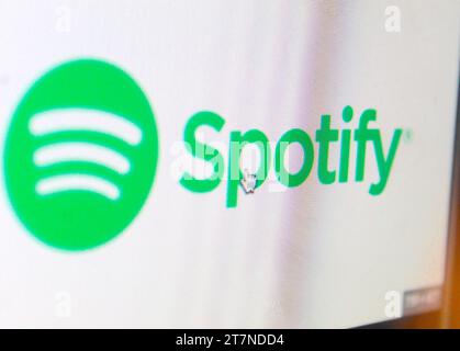 Una foto del logo Spotify verde e bianco sullo schermo di un computer. Foto Stock