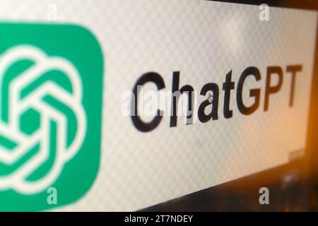 Una foto del logo ChatGPT verde, tecnologia di intelligenza artificiale. Foto Stock
