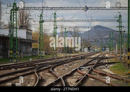 Binari ferroviari che portano alle colline. Foto Stock