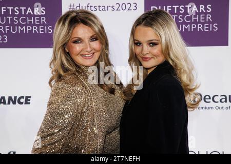 16.11.2023. Düsseldorf. Duftstars - Deutscher Parfumpreis 2023. Hier: Frauke Ludowig mit Tochter Nele. Foto Stock