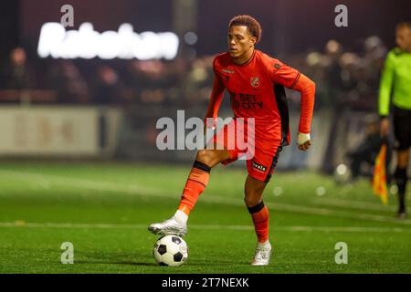 Maassluis, Paesi Bassi. 16 novembre 2023. MAASSLUIS, PAESI BASSI - 16 NOVEMBRE: Darius Johnson dell'FC Volendam in azione durante il primo round della Toto KNVB Cup tra Excelsior Maassluis e FC Volendam allo Sportpark Dijkpolder il 16 novembre 2023 a Maassluis, Paesi Bassi (foto di Hans van der Valk/Orange Pictures) credito: Orange Pics BV/Alamy Live News Foto Stock