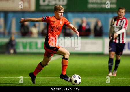 Maassluis, Paesi Bassi. 16 novembre 2023. MAASSLUIS, PAESI BASSI - 16 NOVEMBRE: Milan de Haan dell'FC Volendam corre con la palla durante il primo round della Toto KNVB Cup tra Excelsior Maassluis e FC Volendam allo Sportpark Dijkpolder il 16 novembre 2023 a Maassluis, Paesi Bassi (foto di Hans van der Valk/Orange Pictures) credito: Orange Pics BV/Alamy Live News Foto Stock