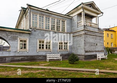 Irkutsk, Russia - 12 settembre 2017 - la casa Volkonsky è stata costruita nello stile del classicismo russo nel villaggio di Urik nel 1838 . Nel 1845, lui o.. Foto Stock