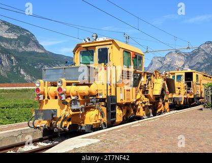 SSP Junior e 08-275/4ZW, Plasser & Theurer. Macchina per la costruzione di binari ferroviari. Foto Stock