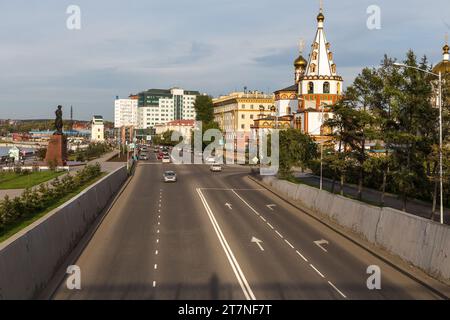 Irkutsk, Russia - 12 settembre 2017 - la strada tra il basso argine e la cattedrale dell'Epifania Foto Stock
