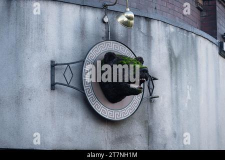 Bear head on the Bear Tavern, Bearwood, Birmingham , West Midlands, Inghilterra, REGNO UNITO Foto Stock