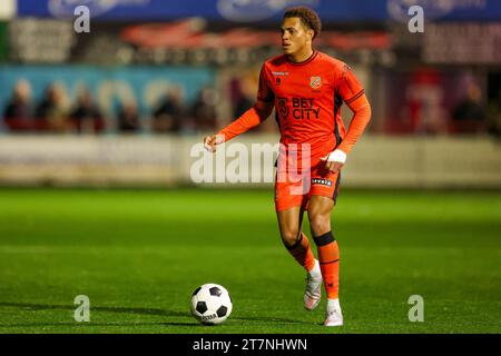 Maassluis, Paesi Bassi. 16 novembre 2023. MAASSLUIS, PAESI BASSI - 16 NOVEMBRE: Darius Johnson dell'FC Volendam corre con la palla durante la partita del primo turno della Toto KNVB Cup tra Excelsior Maassluis e FC Volendam allo Sportpark Dijkpolder il 16 novembre 2023 a Maassluis, Paesi Bassi (foto di Hans van der Valk/Orange Pictures) credito: Orange Pics BV/Alamy Live News Foto Stock