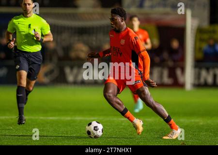 Maassluis, Paesi Bassi. 16 novembre 2023. MAASSLUIS, PAESI BASSI - 16 NOVEMBRE: Lequincio Zeefuik dell'FC Volendam in azione durante il primo round della Toto KNVB Cup tra Excelsior Maassluis e FC Volendam allo Sportpark Dijkpolder il 16 novembre 2023 a Maassluis, Paesi Bassi (foto di Hans van der Valk/Orange Pictures) credito: Orange Pics BV/Alamy Live News Foto Stock