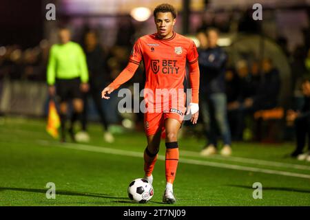 Maassluis, Paesi Bassi. 16 novembre 2023. MAASSLUIS, PAESI BASSI - 16 NOVEMBRE: Darius Johnson dell'FC Volendam in azione durante il primo round della Toto KNVB Cup tra Excelsior Maassluis e FC Volendam allo Sportpark Dijkpolder il 16 novembre 2023 a Maassluis, Paesi Bassi (foto di Hans van der Valk/Orange Pictures) credito: Orange Pics BV/Alamy Live News Foto Stock