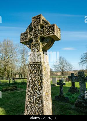 Scolpiti nella pietra croce celtica lapide nel cimitero della chiesa di San James, poco Dalby, Leicestershire, England, Regno Unito Foto Stock