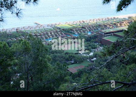 ANTALYA, TURCHIA - 15 MAGGIO 2021 Vista dal mare all'elegante hotel Maxx Royal Kemer Resort ai piedi della montagna nell'area di Kiris nella provincia di Antalya Foto Stock