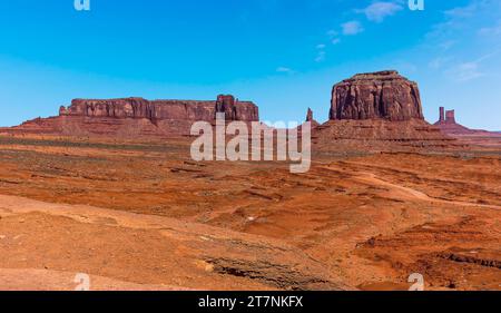 Vista panoramica di Merrick Butte, Elephant Butte, East Mitten Butte e West Mitten Butte nel parco tribale della Monument Valley in primavera Foto Stock