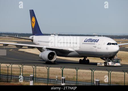 Lufthansa (LH : DLH) all'aeroporto di Francoforte (EDDF : fra) con un Airbus A330-343 A333 (D-AIKL : 0905). Foto Stock