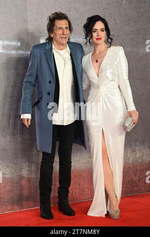 Londra, Regno Unito. 16 novembre 2023. Ronnie Wood e Sally Wood partecipano alla Napoleon UK Premiere all'Odeon Luxe Leicester Square, Londra, Regno Unito. Credito: Vedere li/Picture Capital/Alamy Live News Foto Stock