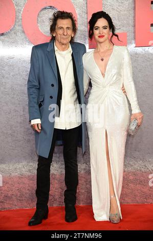 Londra, Regno Unito. 16 novembre 2023. Ronnie Wood e Sally Wood partecipano alla Napoleon UK Premiere all'Odeon Luxe Leicester Square, Londra, Regno Unito. Credito: Vedere li/Picture Capital/Alamy Live News Foto Stock