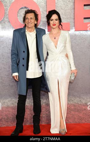 Londra, Regno Unito. 16 novembre 2023. Ronnie Wood e Sally Wood partecipano alla Napoleon UK Premiere all'Odeon Luxe Leicester Square, Londra, Regno Unito. Credito: Vedere li/Picture Capital/Alamy Live News Foto Stock