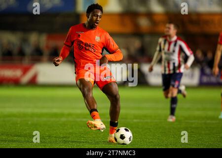 Maassluis, Paesi Bassi. 16 novembre 2023. MAASSLUIS, PAESI BASSI - 16 NOVEMBRE: Lequincio Zeefuik dell'FC Volendam tira la palla durante il primo round della Toto KNVB Cup tra Excelsior Maassluis e FC Volendam allo Sportpark Dijkpolder il 16 novembre 2023 a Maassluis, Paesi Bassi (foto di Hans van der Valk/Orange Pictures) credito: Orange Pics BV/Alamy Live News Foto Stock