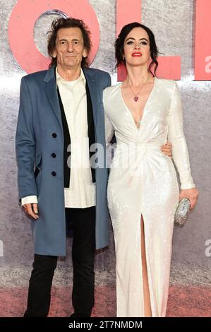 Londra, Regno Unito. 16 novembre 2023. Ronnie Wood e Sally Wood partecipano alla Napoleon UK Premiere all'Odeon Luxe Leicester Square, Londra, Regno Unito. Credito: Vedere li/Picture Capital/Alamy Live News Foto Stock