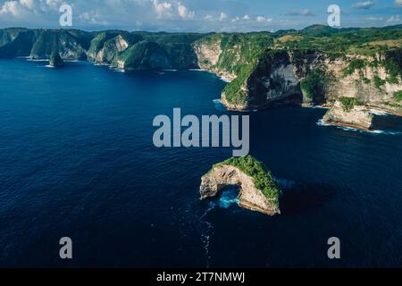 Costa con scogliere rocciose panoramiche e oceano. Vista aerea della panoramica isola di Nusa Penida Foto Stock